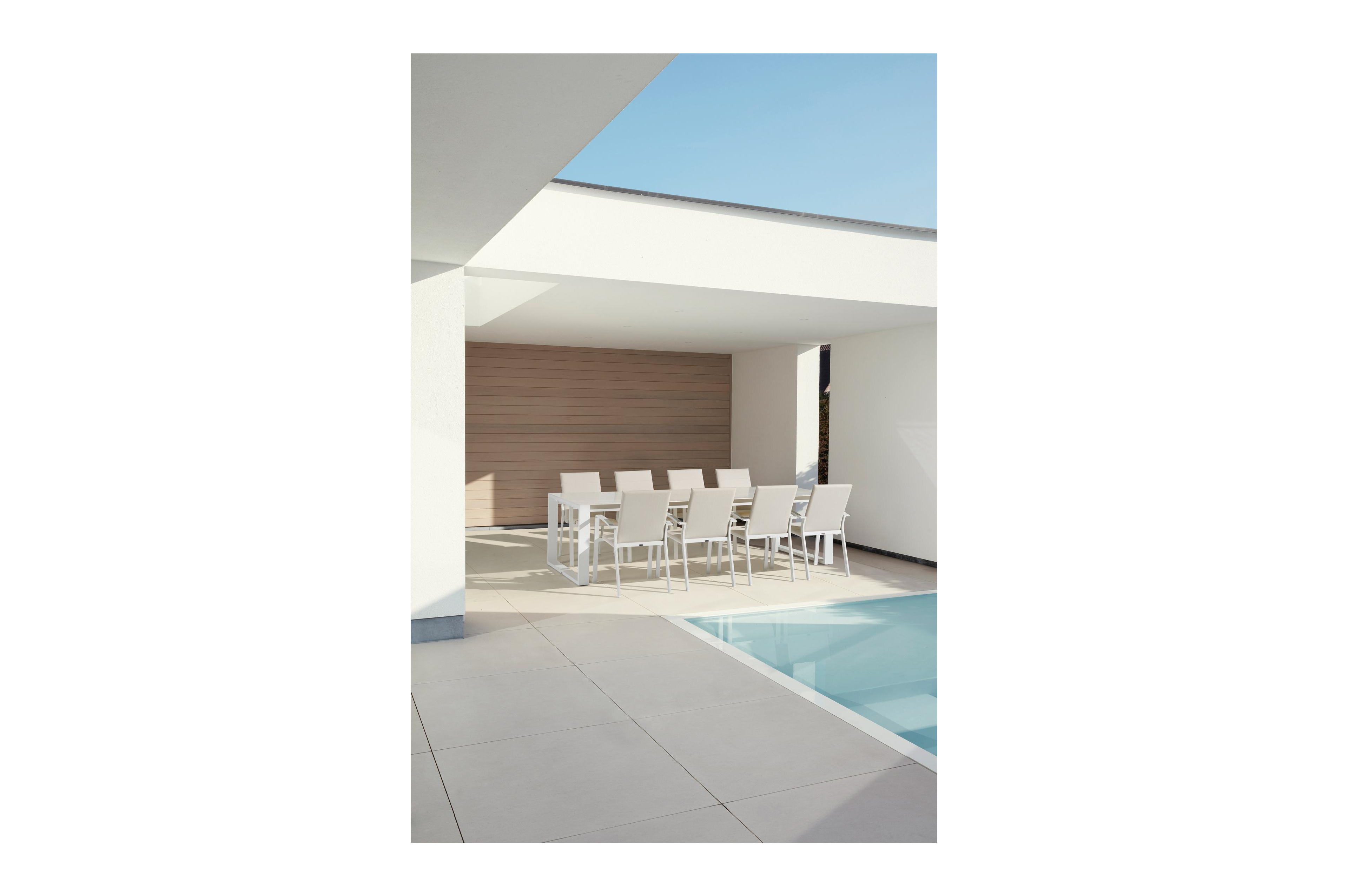 Lioni stapelbare tuinstoel in wit aluminium en beige luxe textilene