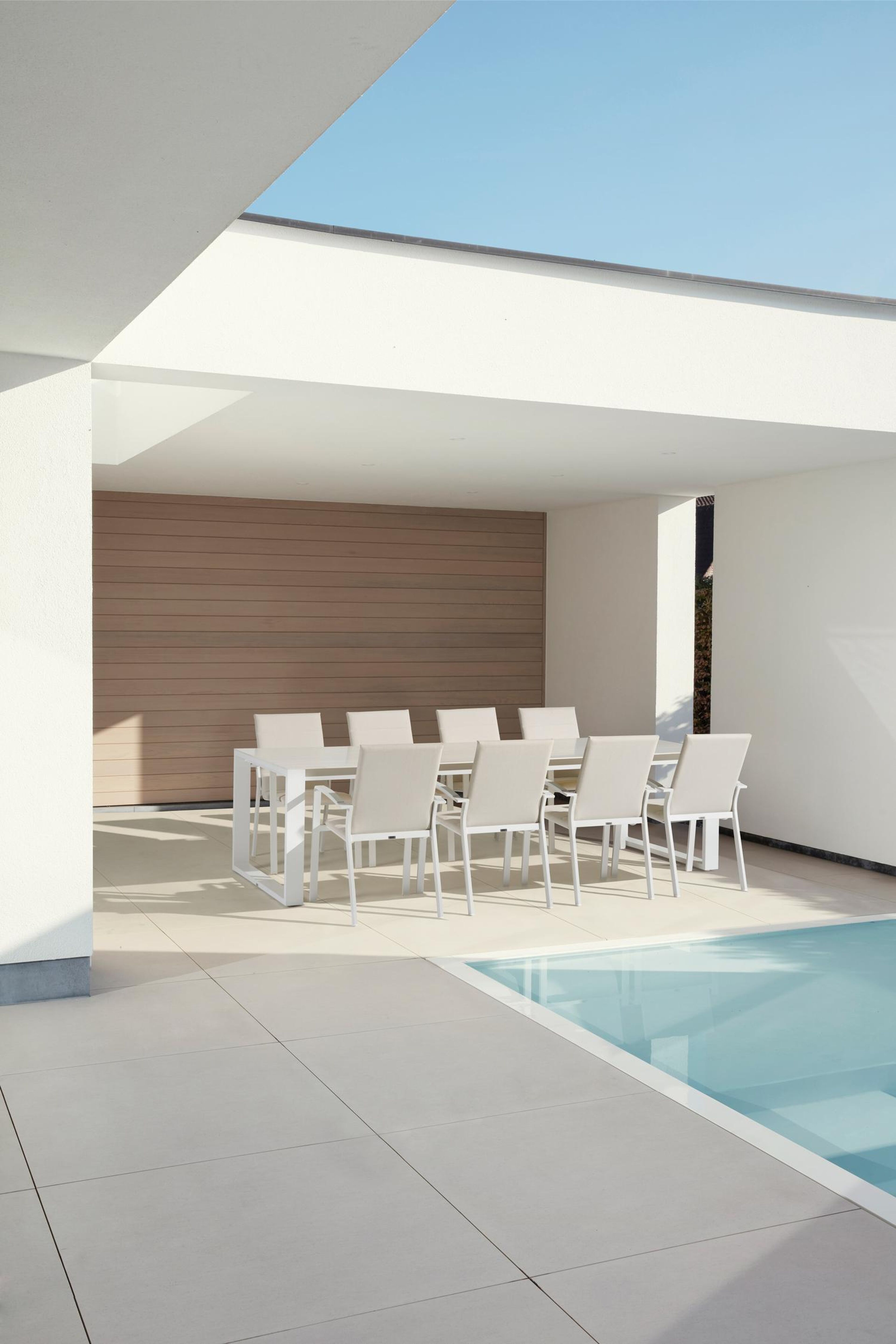 Lioni stapelbare tuinstoel in wit aluminium en beige luxe textilene