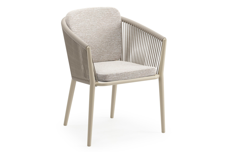 Orso tuinstoel in beige aluminium en beige verticaal geweven ronde rope met zitkussen in All Weather Sunbrella® Luxe Tundra Sand