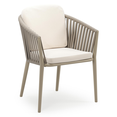 Orso stapelbare tuinstoel in beige aluminium en beige verticaal geweven luxe vlakke brede rope met stoelkussen in All Weather Sunbrella® Luxe Lopi Snow