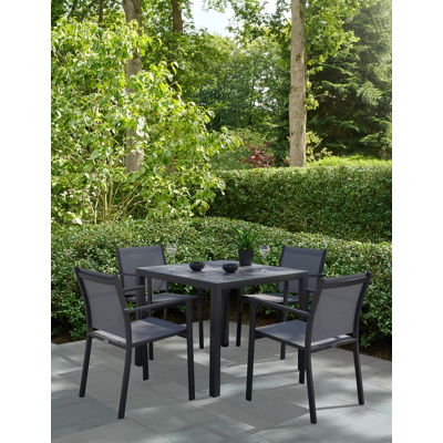 Ensemble de jardin Feltro en aluminium noir avec plateau de table en céramique verre gris et 4 chaises de jardin empilables Bareto