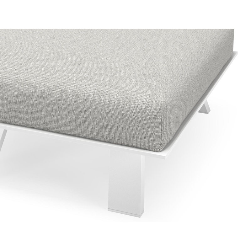 Cesano poef in wit aluminium met savane nimbus all weather sunbrella® luxe kussen