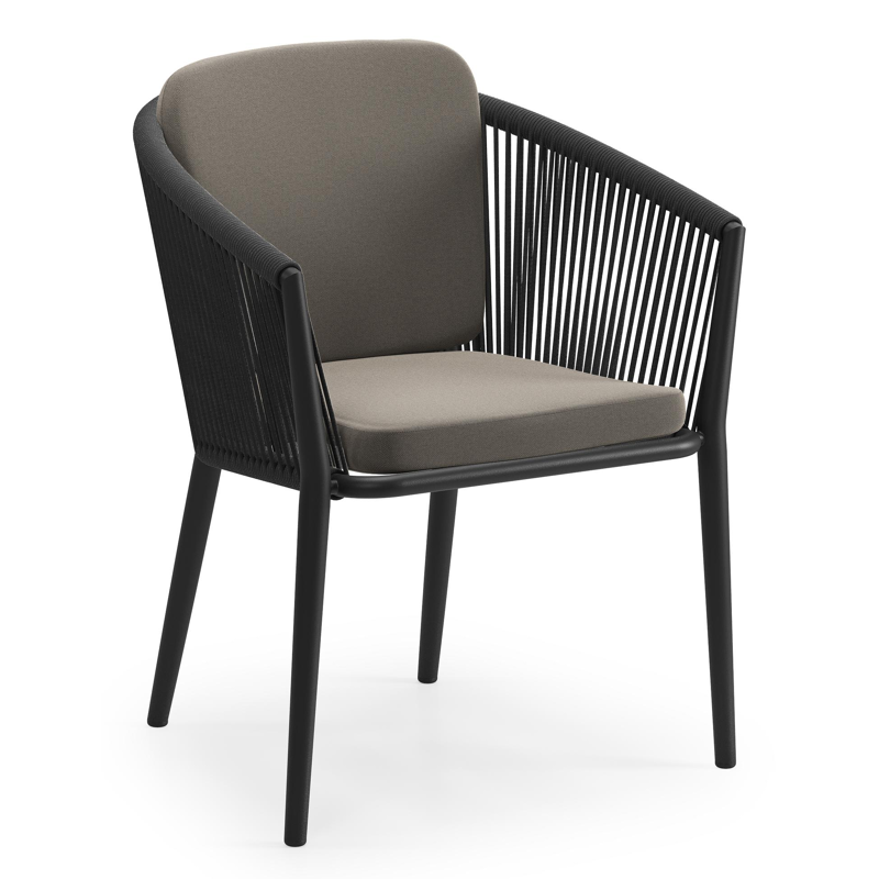Orso tuinstoel in zwart aluminium en zwart verticaal geweven ronde rope met zitkussen in All Weather Sunbrella® Luxe Natte Carbon Beige