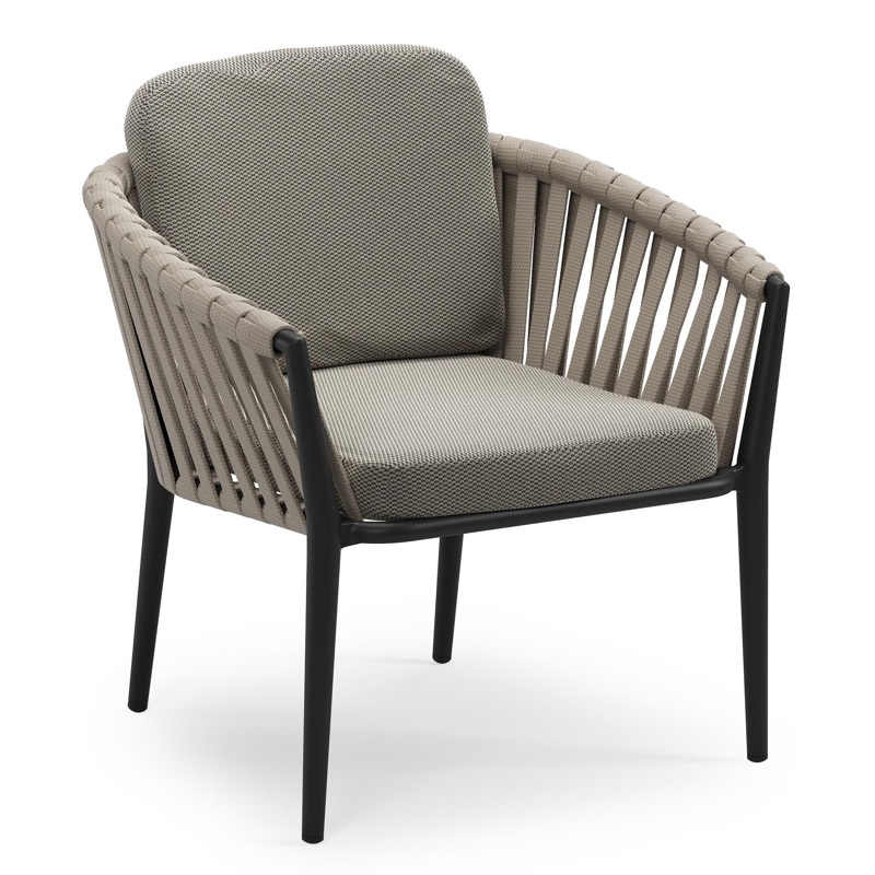 Orso low dining tuinstoel in zwart aluminium en beige verticaal geweven luxe vlakke brede rope met stoelkussen in All Weather Sunbrella® Luxe Lopi Charcoal