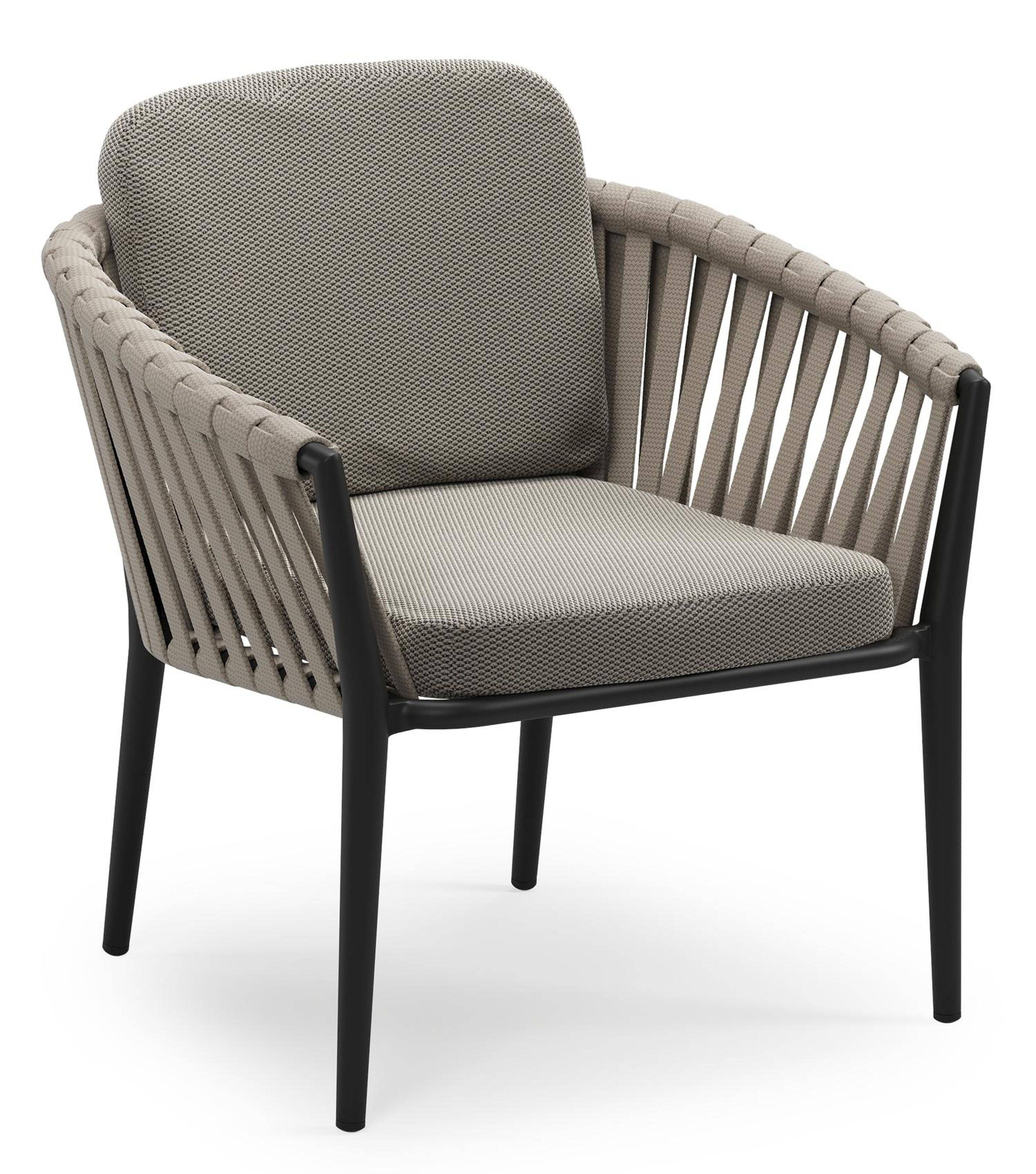 Orso low dining tuinstoel in zwart aluminium en beige verticaal geweven luxe vlakke brede rope met stoelkussen in All Weather Sunbrella® Luxe Lopi Charcoal