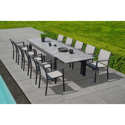 Ensemble de jardin Calobra avec table extensible en aluminium noir avec plateau de table en verre gris et 10 chaises de jardin empilables Bareto