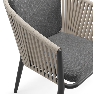 Orso tuinstoel in zwart aluminium en beige verticaal geweven ronde rope met kussen in savane tornado all weather sunbrella® luxe