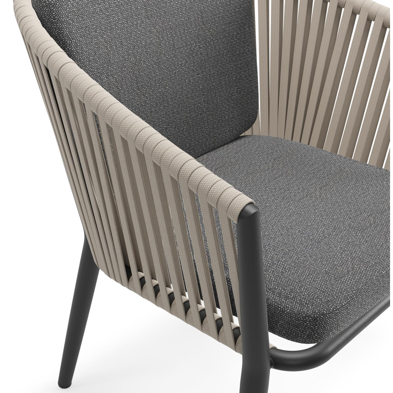 Orso tuinstoel in zwart aluminium en beige verticaal geweven vlakke rope met kussen in savane tornado all weather sunbrella® luxe