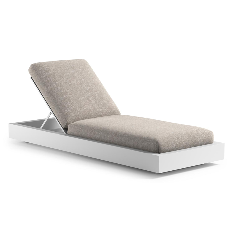 Como verstelbaar ligbed in wit aluminium met tundra sand all weather Sunbrella® luxe kussen