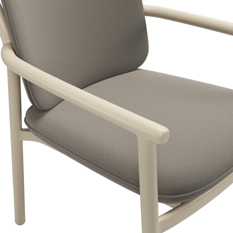 Bono stapelbare tuinstoel in beige aluminium met stoelkussen in All Weather Sunbrella® Luxe Natte Carbon Beige