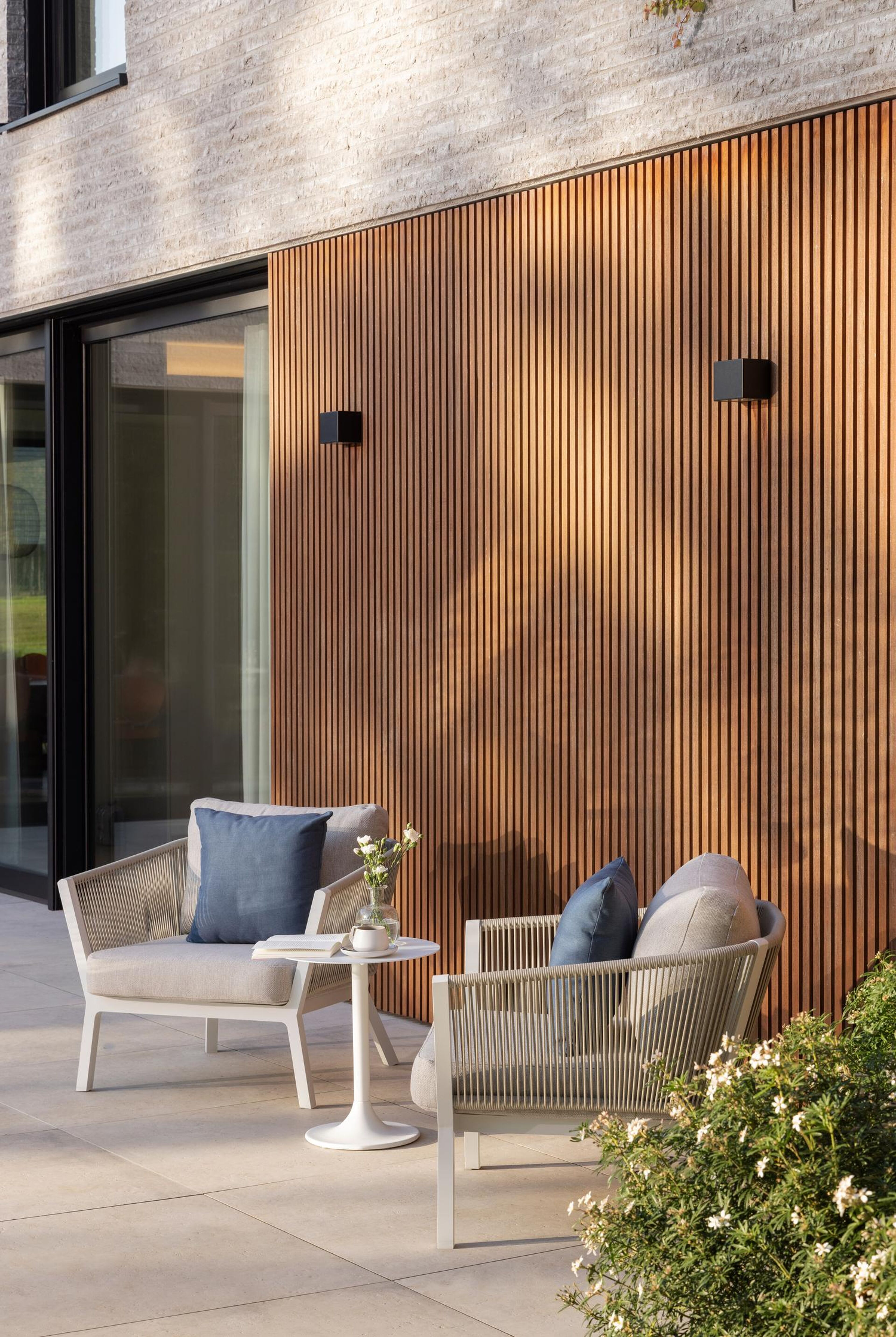 Cordoba loungestoel in wit aluminium en beige verticaal geweven ronde rope met rustic weather+ softtouch kussen