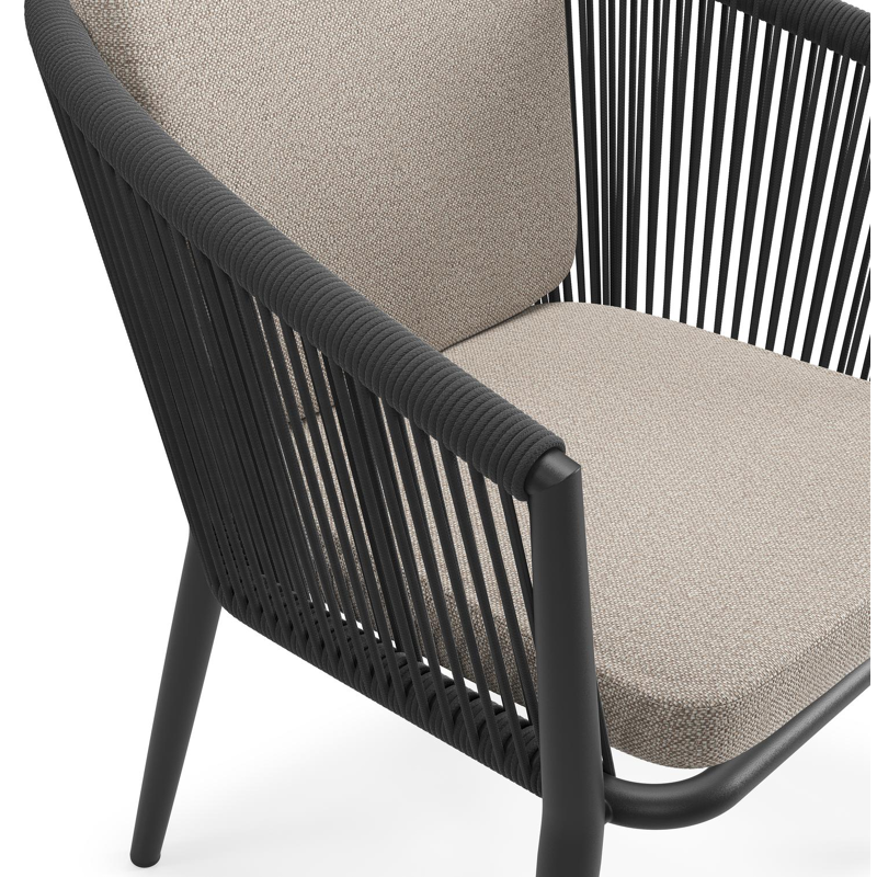 Orso tuinstoel in zwart aluminium en zwart verticaal geweven ronde rope met zitkussen in All Weather Sunbrella® Luxe Savane Coconut