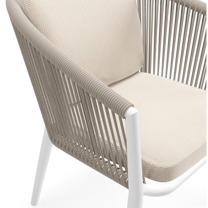 Orso tuinstoel in wit aluminium en beige verticaal geweven ronde rope met luxe zitkussen in All Weather Sunbrella® Luxe Lopi Antique