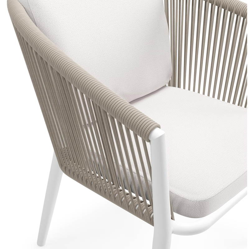 Orso tuinstoel in wit aluminium en beige verticaal geweven ronde rope met luxe zitkussen in All Weather Sunbrella® Luxe Savane Whisper