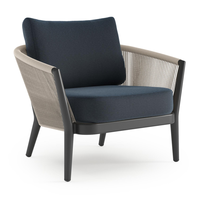 Fauteuil de jardin Orso en aluminium noir en corde ronde tissée verticalement beige et coussins en all weather sunbrella® luxe Heritage Indigo