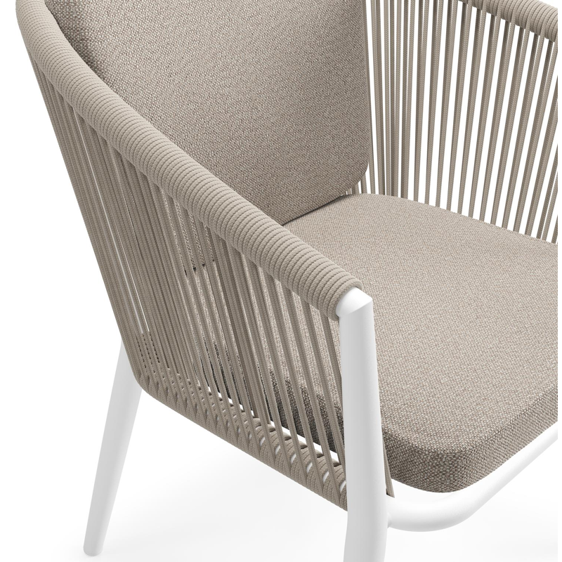 Orso tuinstoel in wit aluminium en beige verticaal geweven ronde rope met zitkussen in All Weather Sunbrella® Luxe Savane Coconut