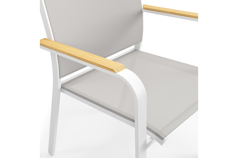 Amalfi stapelbare tuinstoel in wit aluminium en grijs textilene en teak armleuning