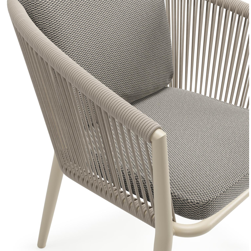 Orso tuinstoel in beige aluminium en beige verticaal geweven ronde rope met luxe zitkussen in All Weather Sunbrella® Luxe Lopi Charcoal
