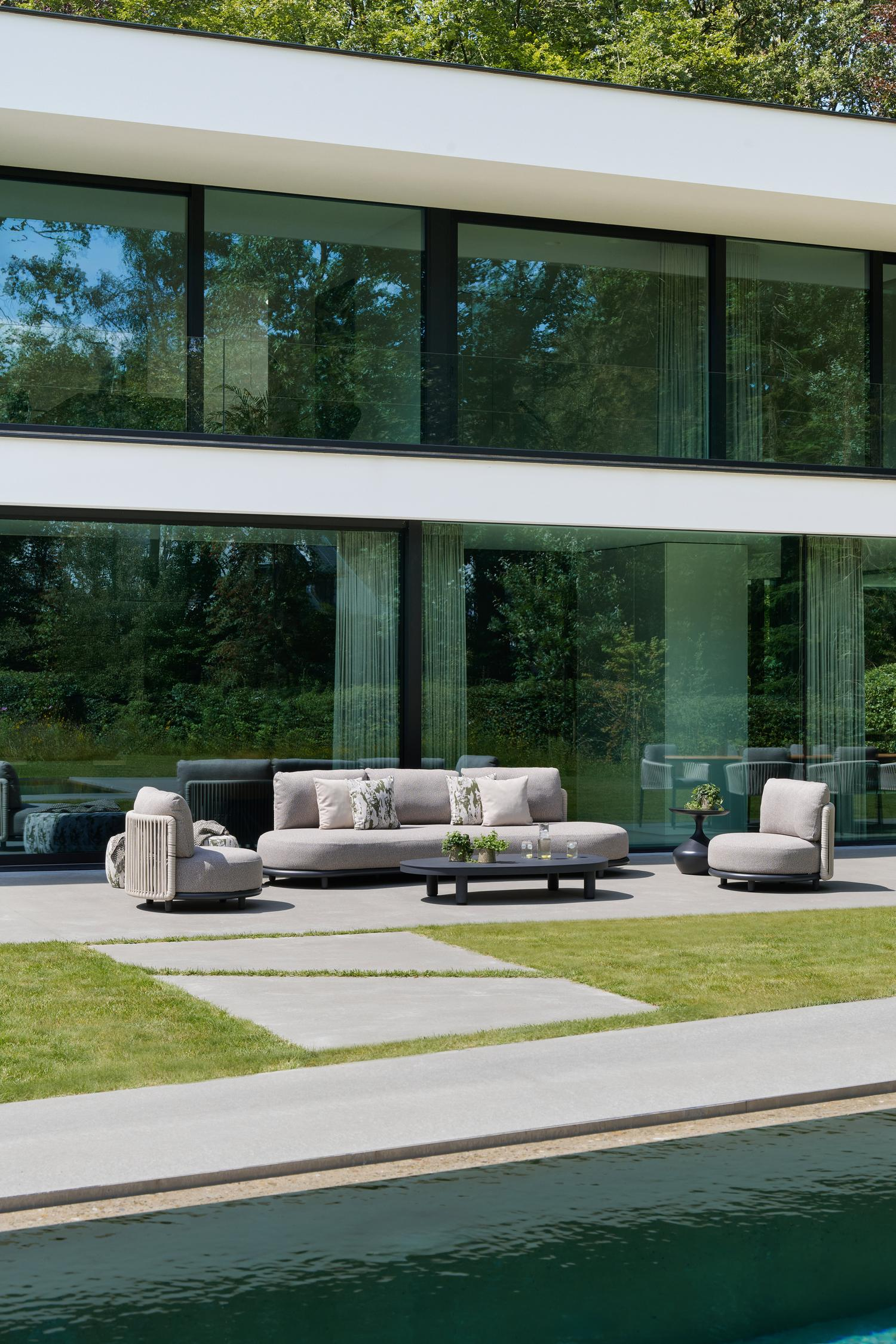 Canapé de jardin Lomano en aluminium noir et corde luxe plate tissée verticalement beige et coussins en all weather sunbrella® luxe Tundra Sand