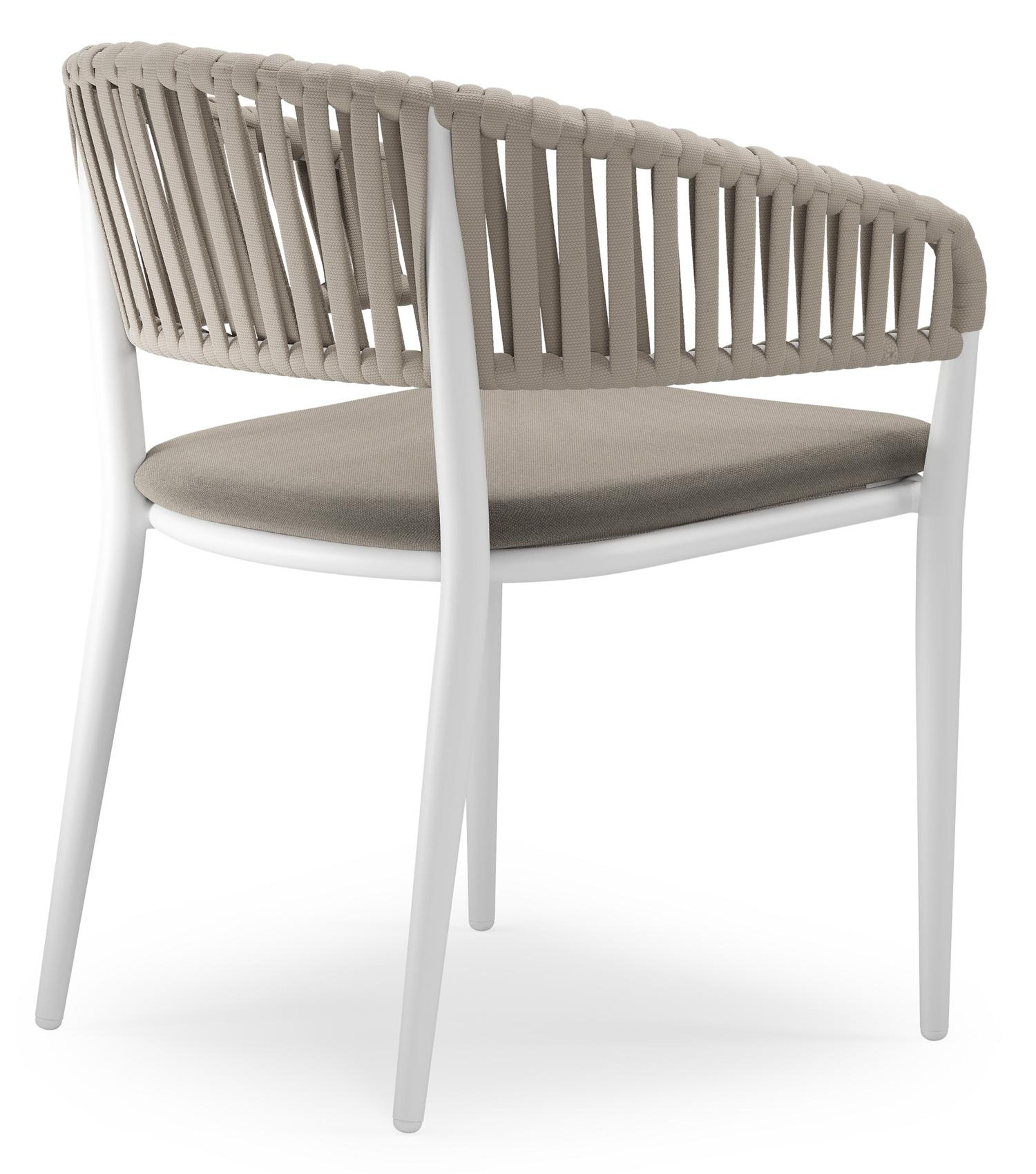 Tolfa stapelbare tuinstoel in wit aluminium en beige verticaal geweven luxe vlakke brede rope met stoelkussen in All Weather Sunbrella® Luxe Natte Carbon Beige