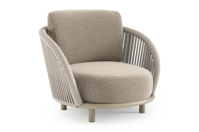 Lupino loungestoel in beige aluminium en beige verticaal geweven luxe vlakke brede rope met chartres pewter all weather sunbrella® luxe kussen