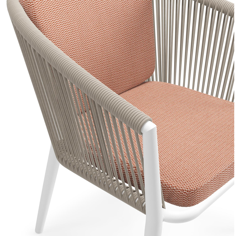Orso tuinstoel in wit aluminium en beige verticaal geweven ronde rope met zitkussen in All Weather Sunbrella® Luxe Lopi Fawn