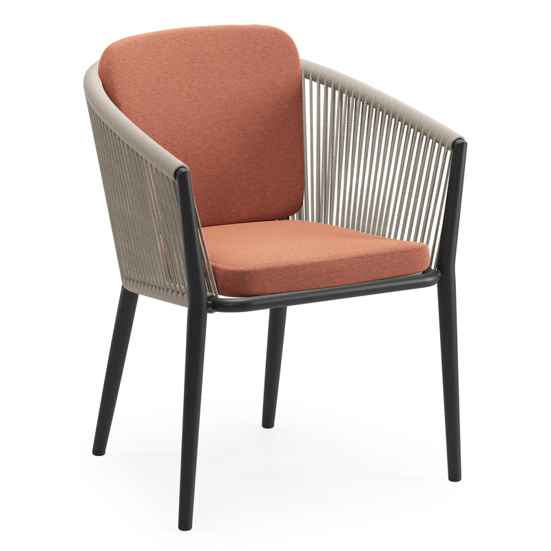 Orso tuinstoel in zwart aluminium en beige verticaal geweven ronde rope met zitkussen in All Weather Sunbrella® Luxe Heritage Rust