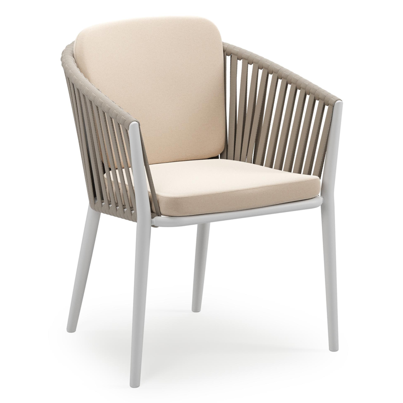 Chaise de jardin empilable Orso en aluminium blanc et corde large plate de luxe tissée verticalement beige avec coussin en All Weather Sunbrella® Luxe Natte Linen Chalk