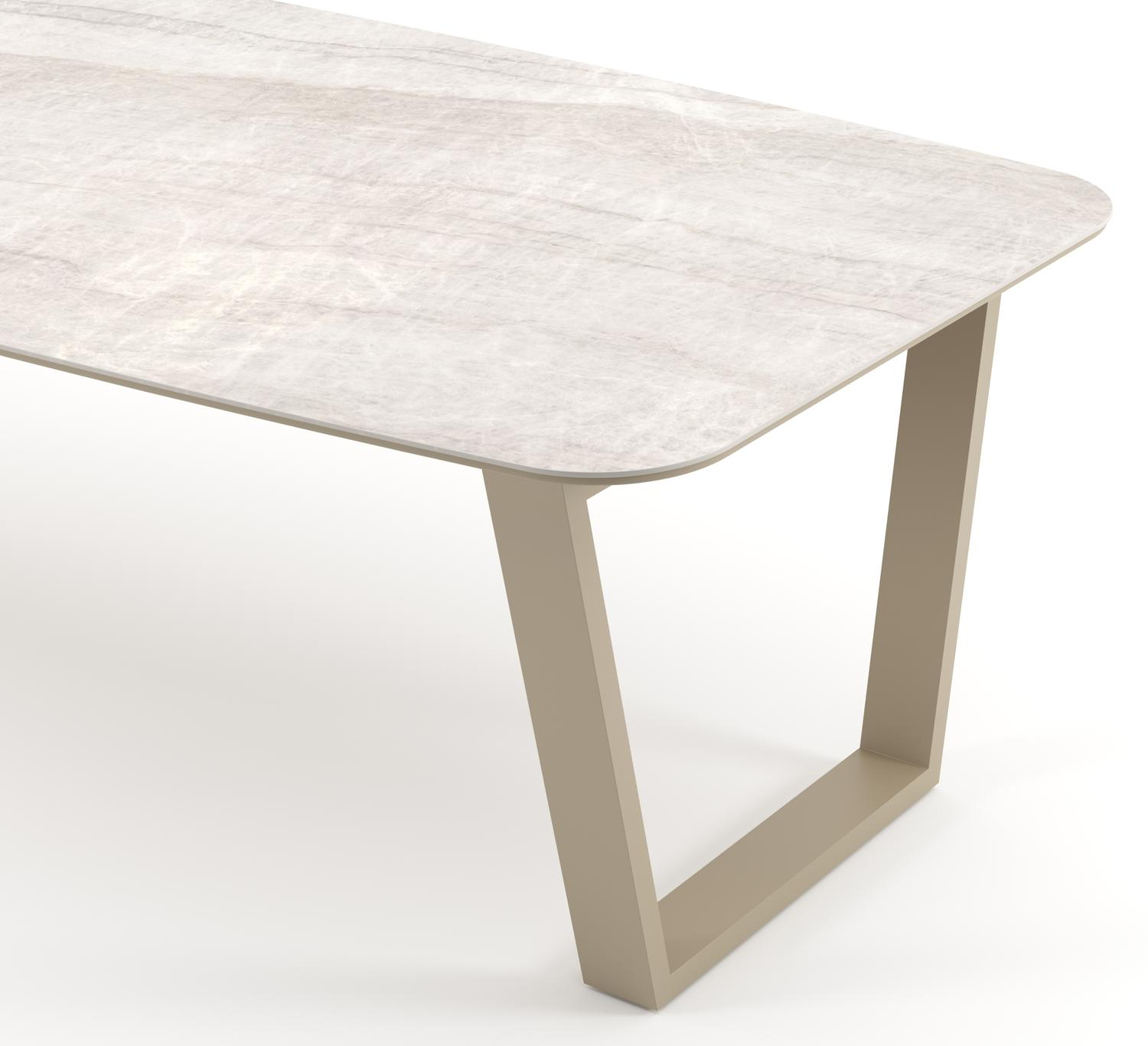 Table de jardin Pagino forme de bateau en aluminium beige et céramique pleine Taj Mahal - Lg. 255 x Lrg. 115 x Haut. 73 cm