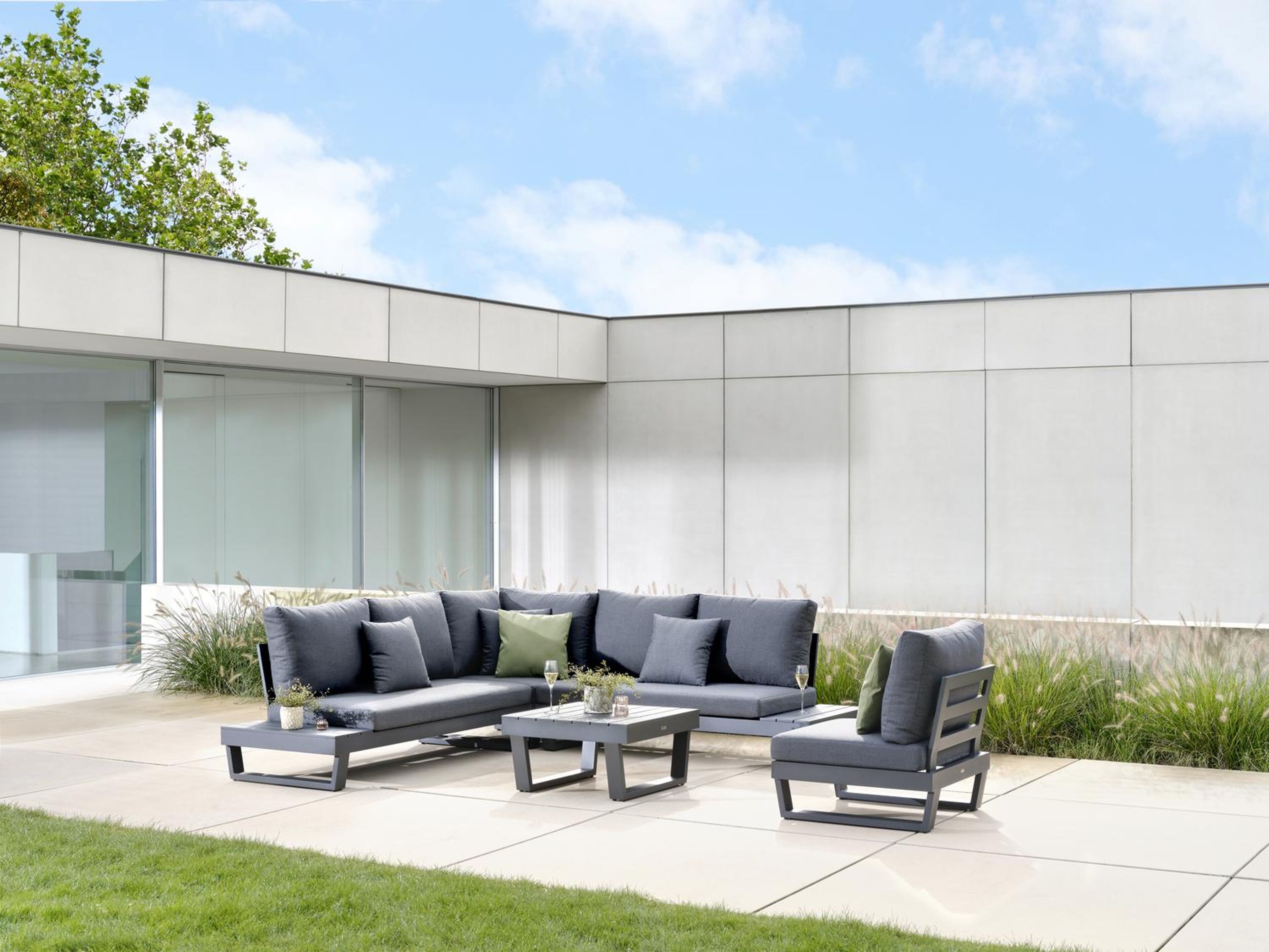 Modica loungehoek in zwart aluminium met natte sooty all weather sunbrella® premium kussens