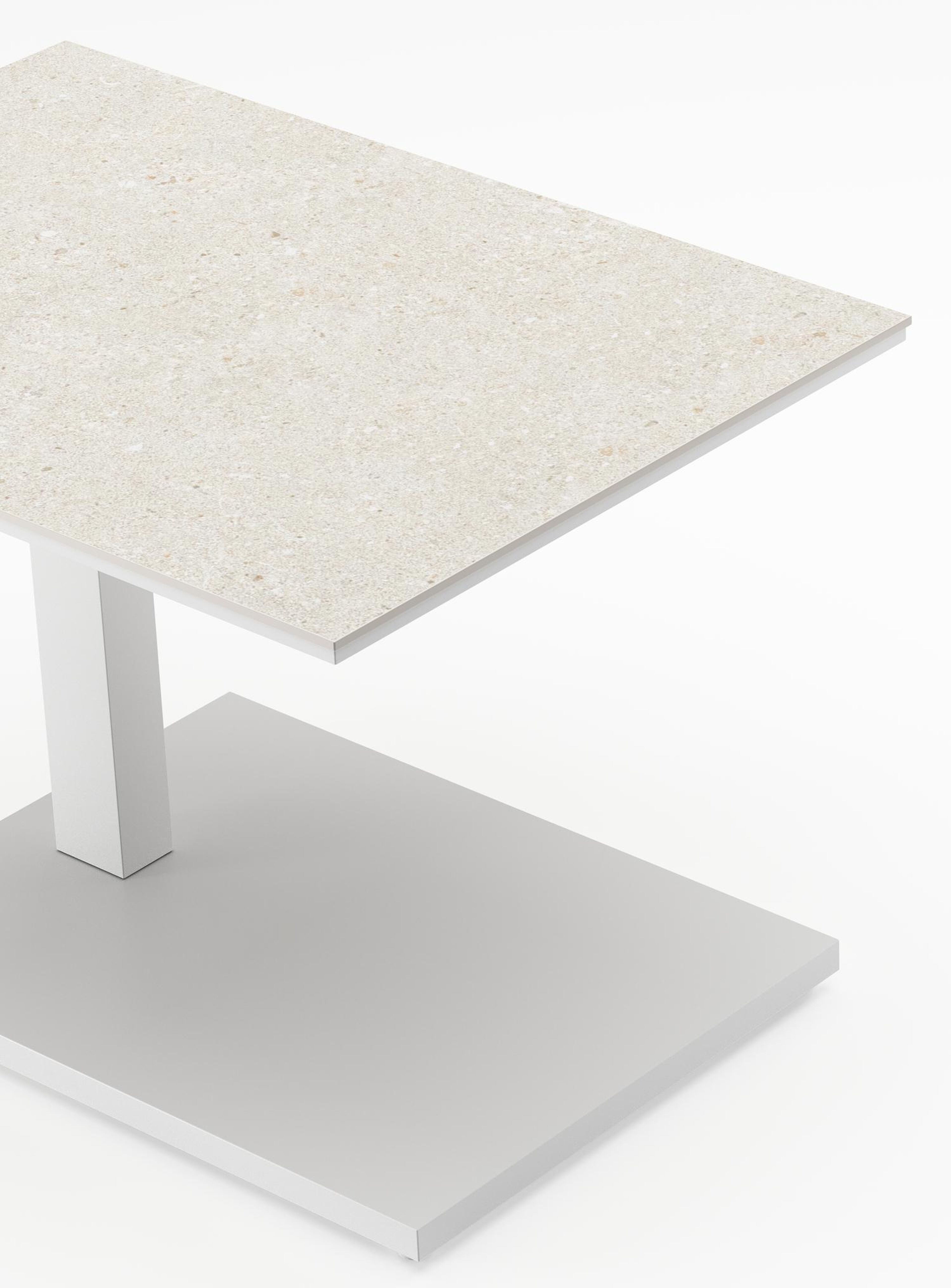 Cirello Pop up loungetafel in wit aluminium en beige volkeramiek - L 70 x B 50 x H 44/66 cm