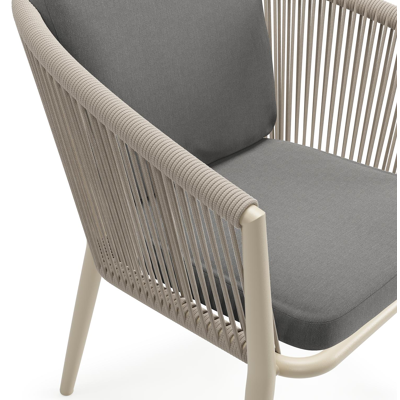 Orso tuinstoel in beige aluminium en beige verticaal geweven ronde rope met luxe zitkussen in All Weather Sunbrella® Luxe Natte Charcoal Chine