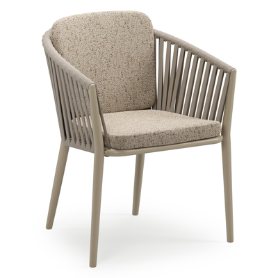 Orso stapelbare tuinstoel in beige aluminium en beige verticaal geweven luxe vlakke brede rope met stoelkussen in All Weather Cosytica Bora Jungle