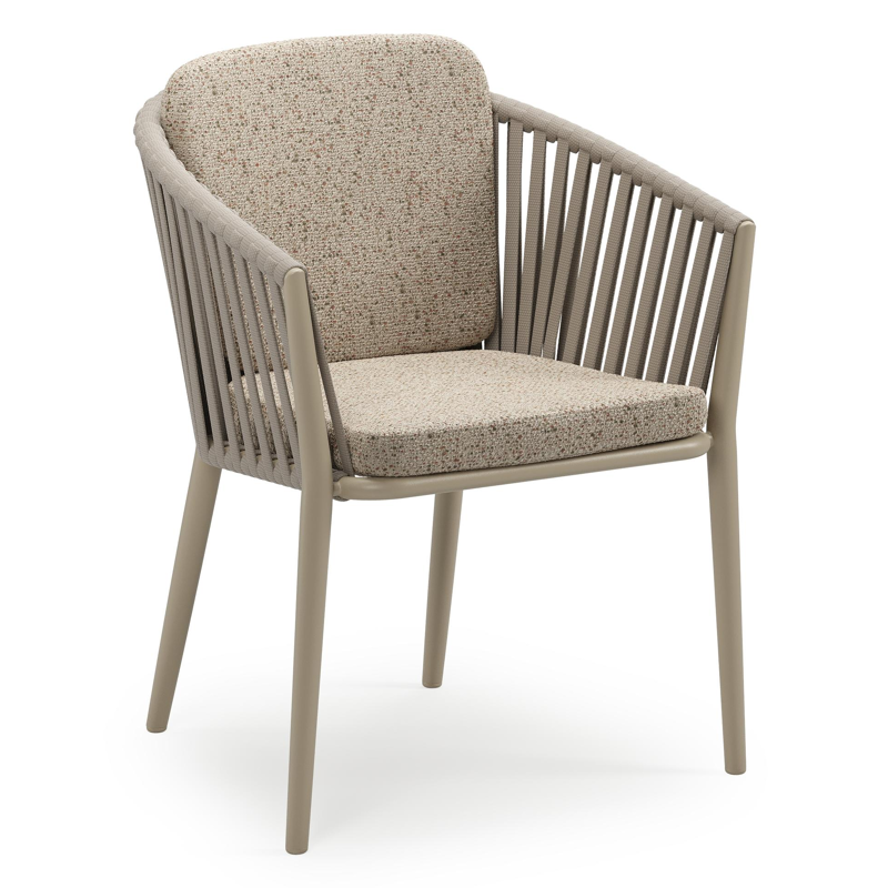 Orso stapelbare tuinstoel in beige aluminium en beige verticaal geweven luxe vlakke brede rope met stoelkussen in All Weather Cosytica Bora Jungle