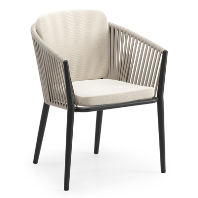 Orso tuinstoel in zwart aluminium en beige verticaal geweven vlakke rope met zitkussen in All Weather Cosytica Althea Off White