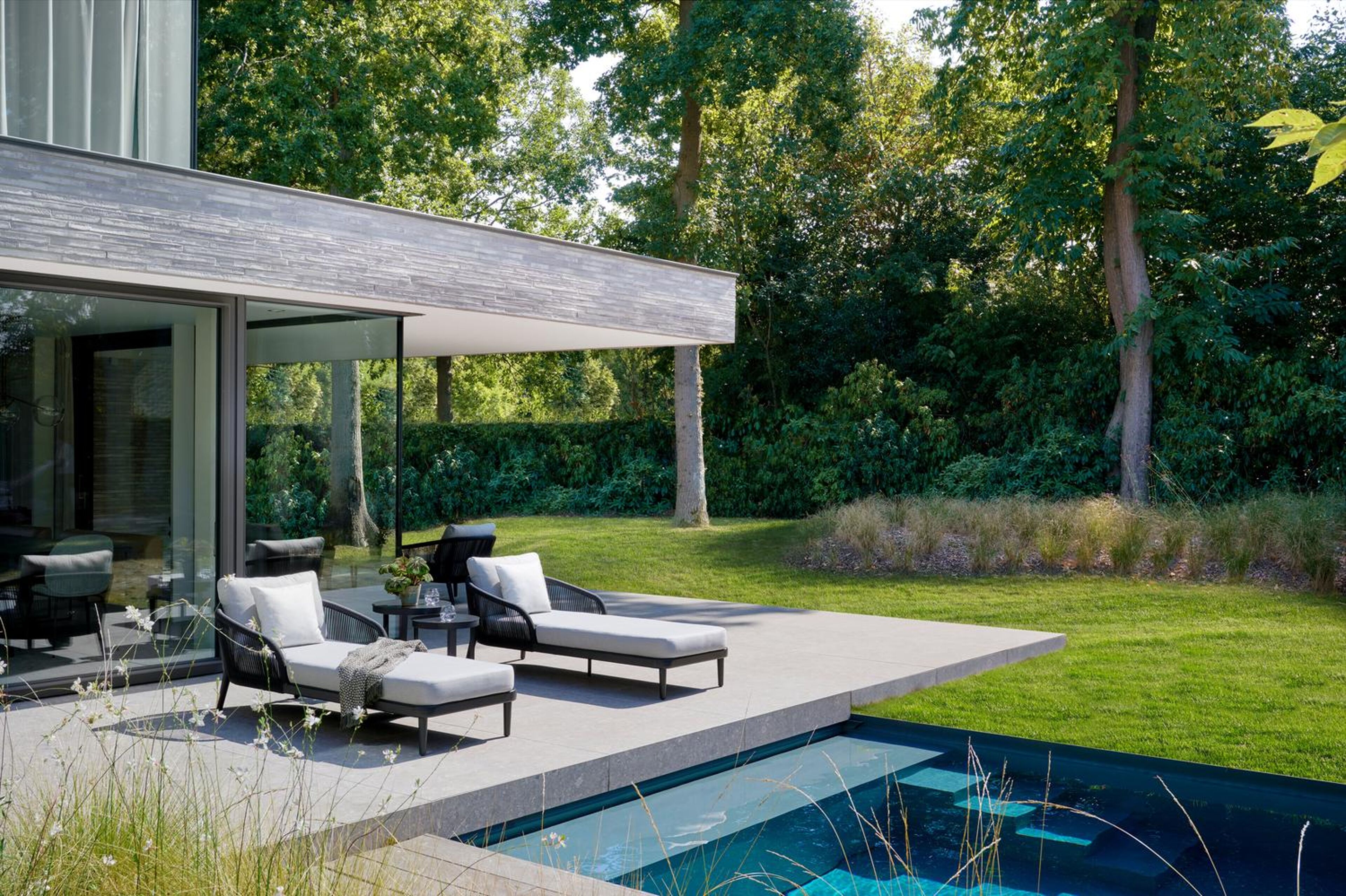 Tables d'appoint Enna en aluminium noir - table 1: Dia. 44 x H 46 cm, table 2: Dia. 52 x H 52 cm