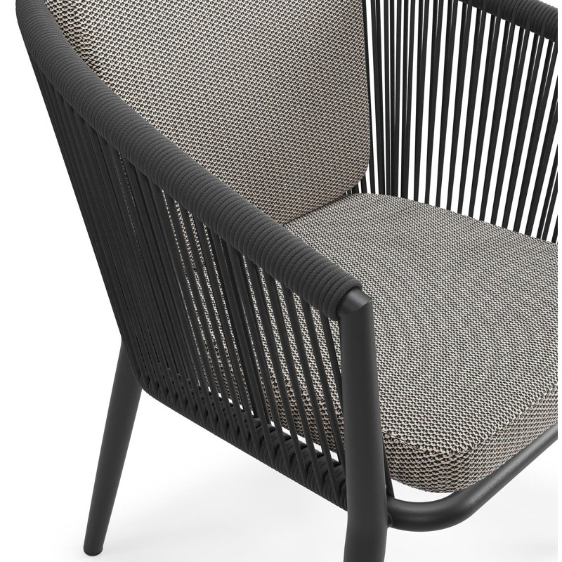 Orso tuinstoel in zwart aluminium en zwart verticaal geweven ronde rope met zitkussen in All Weather Sunbrella® Luxe Lopi Pepper