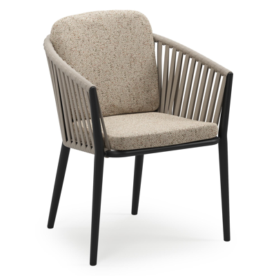 Orso stapelbare tuinstoel in zwart aluminium en beige verticaal geweven luxe vlakke brede rope met stoelkussen in All Weather Cosytica Bora Jungle