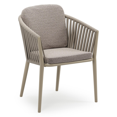 Orso stapelbare tuinstoel in beige aluminium en beige verticaal geweven luxe vlakke brede rope met stoelkussen in All Weather Sunbrella® Luxe Wander Granite