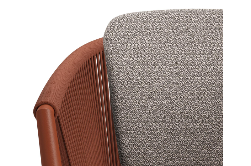 Orso tuinstoel in roestbruin aluminium en roestbruin verticaal geweven ronde rope met zitkussen in All Weather Sunbrella® Luxe Wander Granite