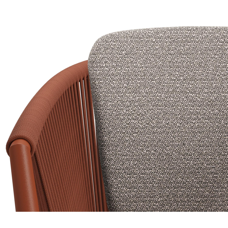 Chaise de jardin Orso en aluminium brun rouille et corde ronde tissée verticalement brun rouille avec coussin en All Weather Sunbrella® Luxe Wander Granite