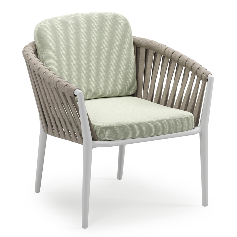Orso low dining tuinstoel in wit aluminium en beige verticaal geweven luxe vlakke brede rope met stoelkussen in All Weather Sunbrella® Luxe Slow Spirea