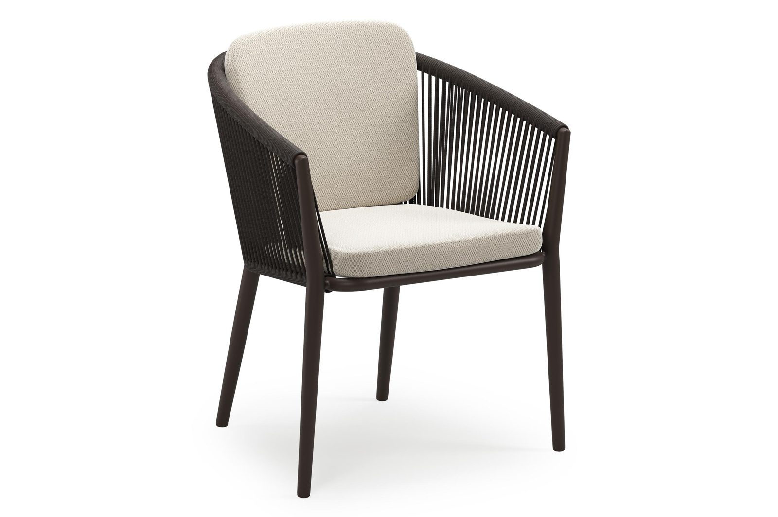 Orso stapelbare tuinstoel in donkerbruin aluminium en donkerbruin verticaal geweven ronde rope met stoelkussen in All Weather Sunbrella® Luxe Lopi Marble