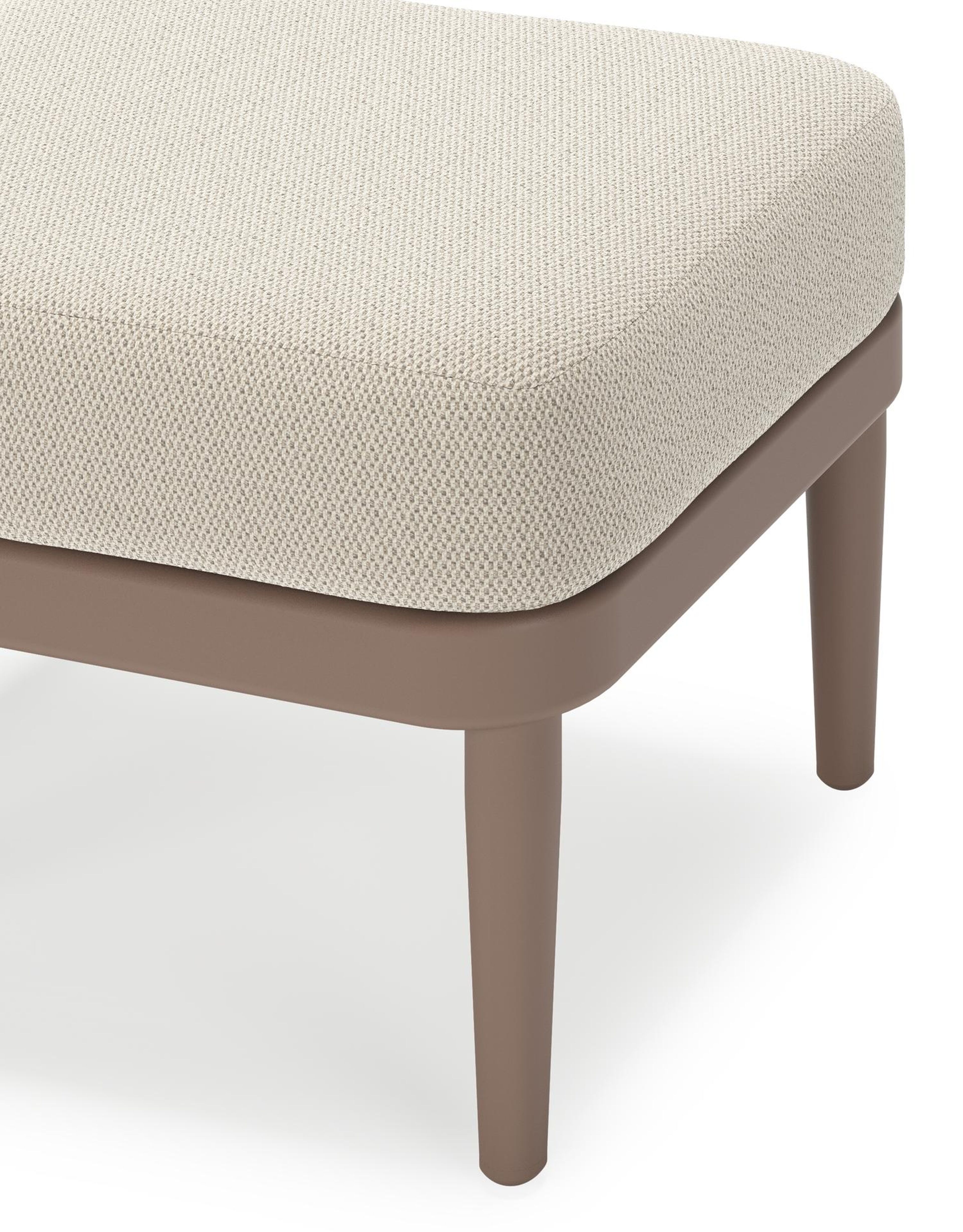 Orso poef in taupe aluminium met Lopi Marble all weather sunbrella® luxe kussen