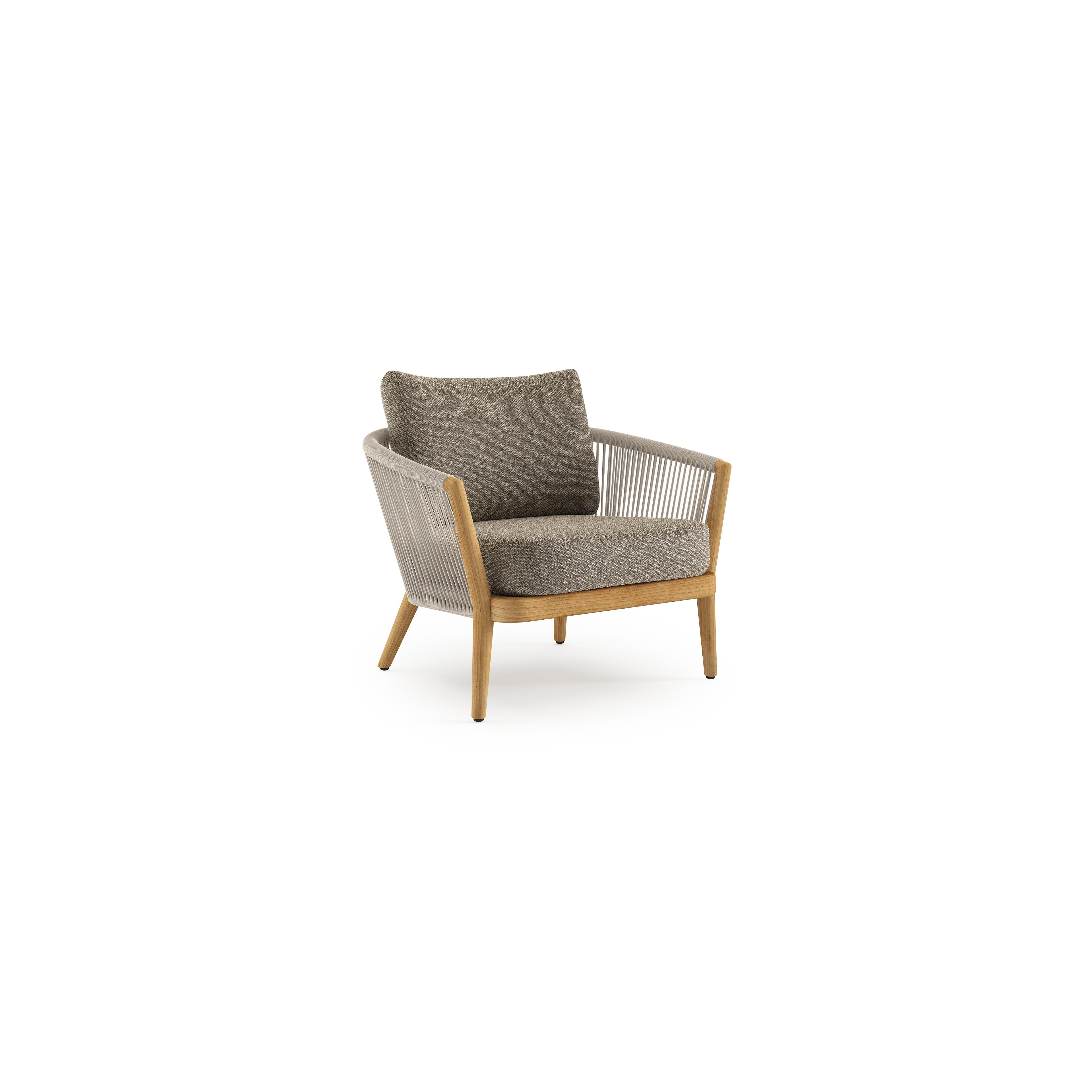 Orso loungestoel in teak en beige verticaal geweven ronde rope met Madagascar Burch all weather cosytica kussen