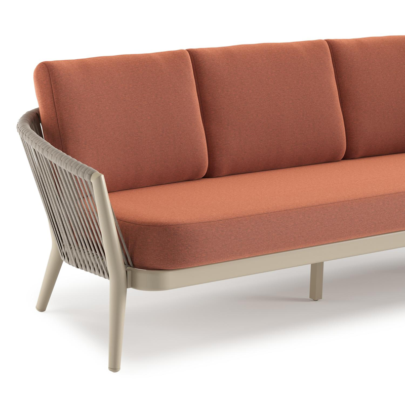 Orso loungebank in beige aluminium en beige verticaal geweven ronde rope met Heritage Rust all weather sunbrella® luxe kussen