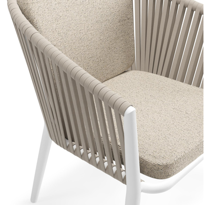 Orso tuinstoel in wit aluminium en beige verticaal geweven vlakke rope met zitkussen in All Weather Cosytica Marbella Beige