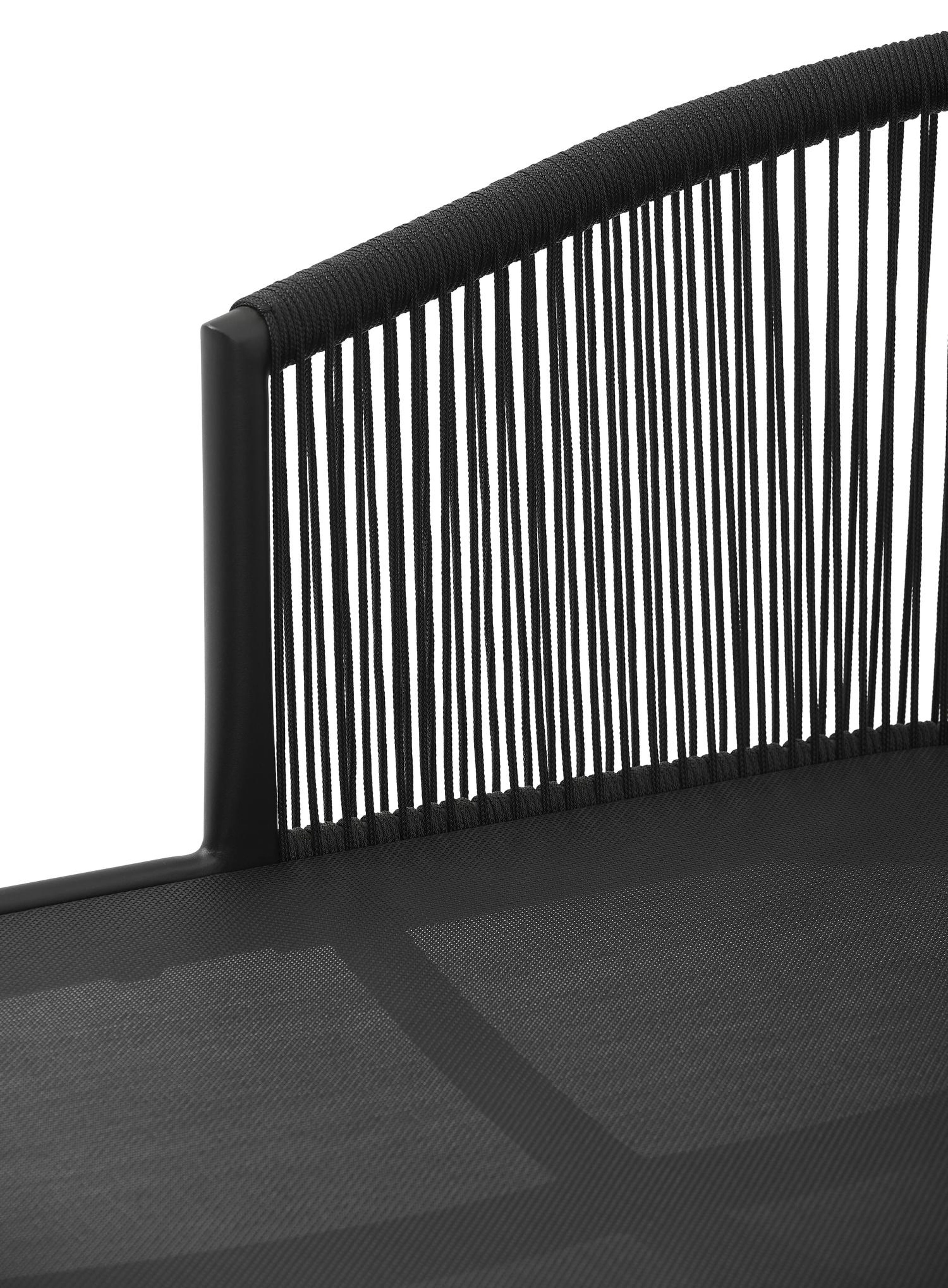 Chaise longue Orso en aluminium noir et corde ronde tissée verticalement noir avec coussin en All Weather Sunbrella® luxe savane tornado avec noir aluminium table d'appoint