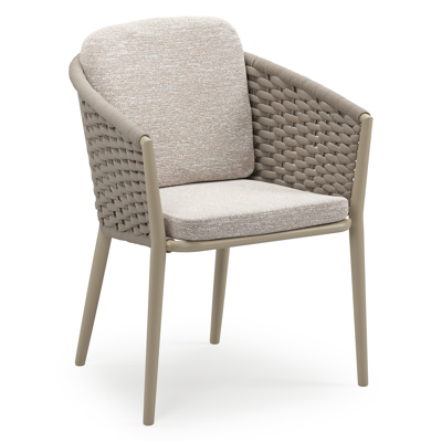 Orso stapelbare tuinstoel in beige aluminium en beige horizontaal geweven ronde rope met stoelkussen in All Weather Sunbrella® Luxe Tundra Sand