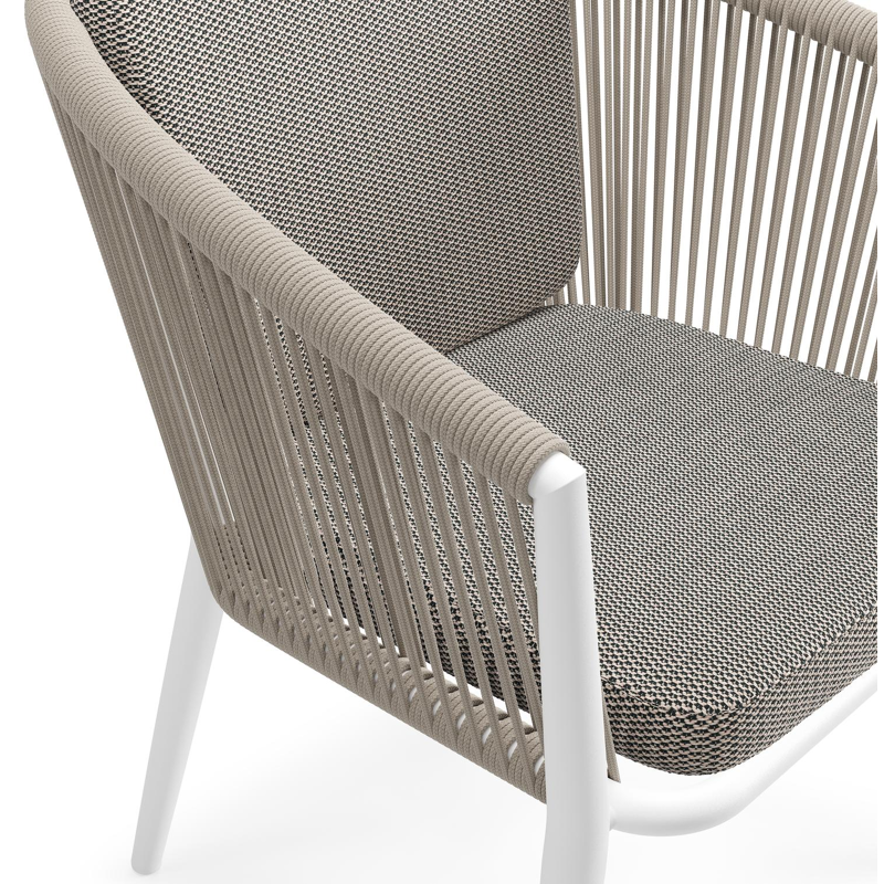 Orso tuinstoel in wit aluminium en beige verticaal geweven ronde rope met zitkussen in All Weather Sunbrella® Luxe Lopi Pepper